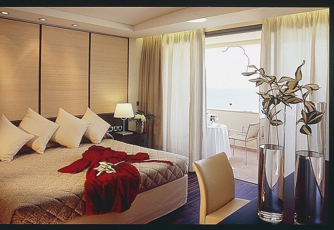 Imagen de la habitación del Hotel Porto Carras Meliton. Foto 13