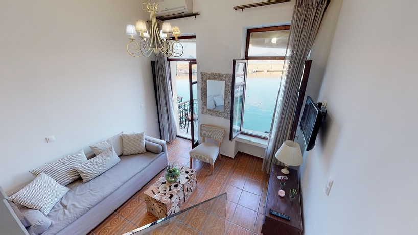 Imagen de la habitación del Hotel Porto Enetiko Suites. Foto 6
