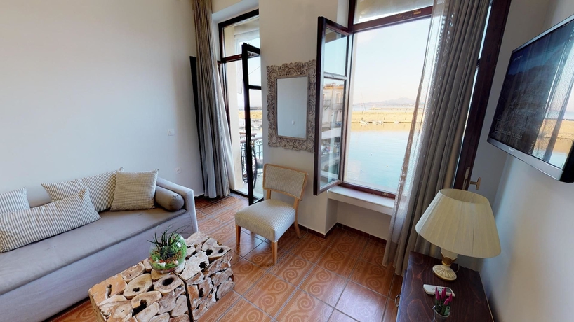 Imagen de la habitación del Hotel Porto Enetiko Suites. Foto 7