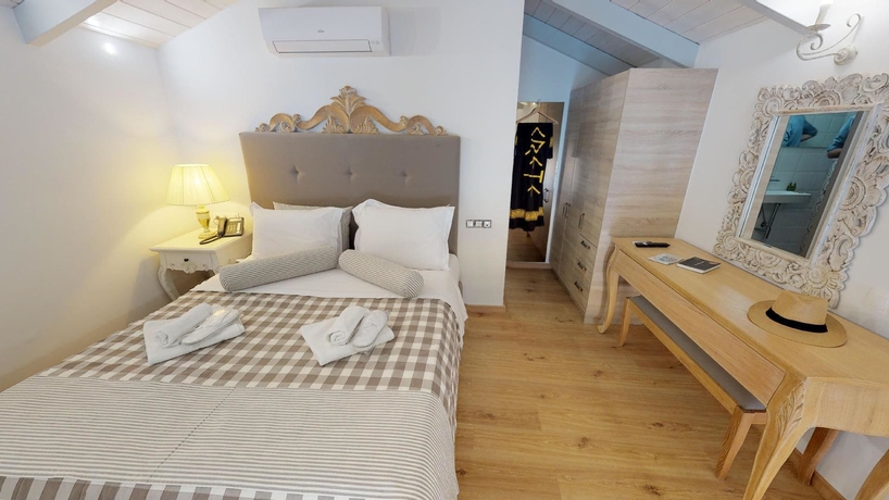 Imagen de la habitación del Hotel Porto Enetiko Suites. Foto 10