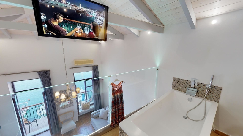 Imagen de la habitación del Hotel Porto Enetiko Suites. Foto 11