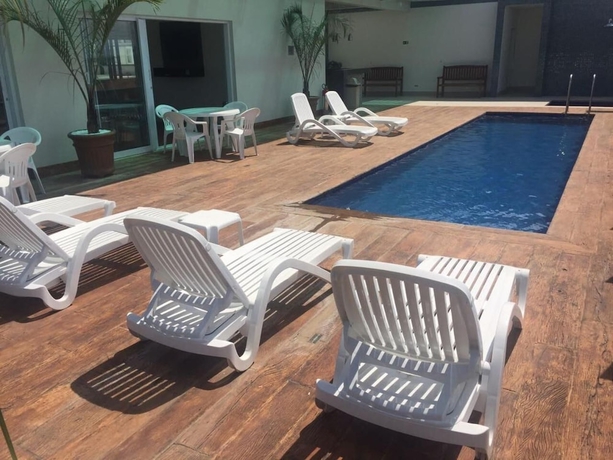 Imagen de la piscina del Hotel Porto Feliz Executive. Foto 19