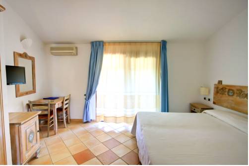 Imagen de la habitación del Hotel Porto Giunco Residence. Foto 10