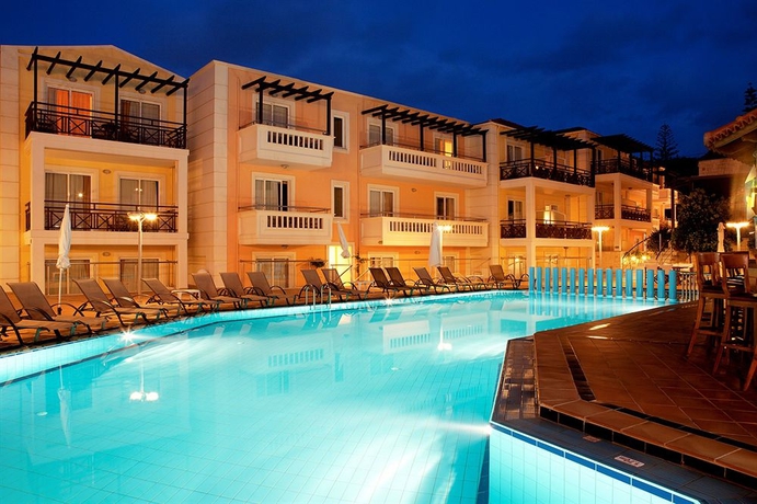 Imagen de la piscina del Hotel Porto Kalamaki. Foto 12