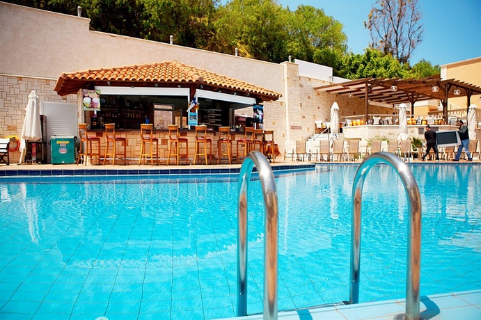 Imagen de la piscina del Hotel Porto Kalamaki. Foto 13