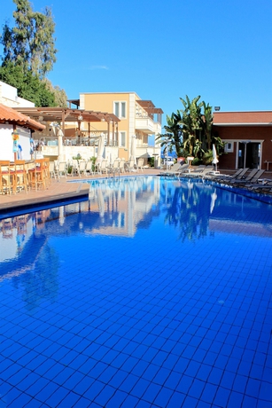 Imagen de la piscina del Hotel Porto Kalamaki. Foto 14