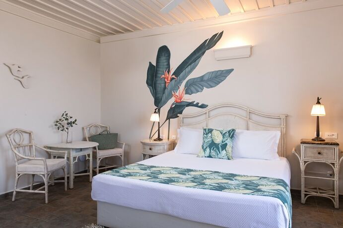 Imagen de la habitación del Hotel Porto Kea Suites. Foto 14