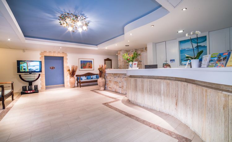 Imagen de los interiores del Hotel Porto Koukla Beach. Foto 19