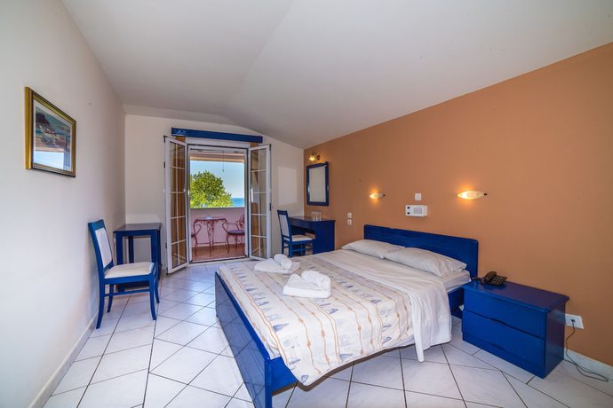 Imagen de la habitación del Hotel Porto Koukla Beach. Foto 2