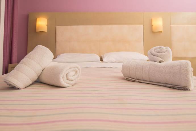 Imagen de la habitación del Hotel Porto Koukla Beach. Foto 6