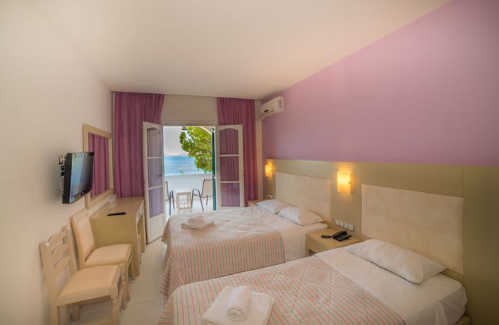 Imagen de la habitación del Hotel Porto Koukla Beach. Foto 7
