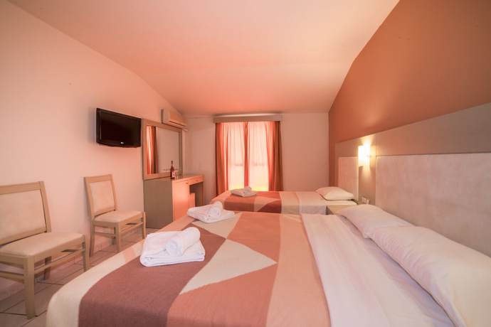 Imagen de la habitación del Hotel Porto Koukla Beach. Foto 11