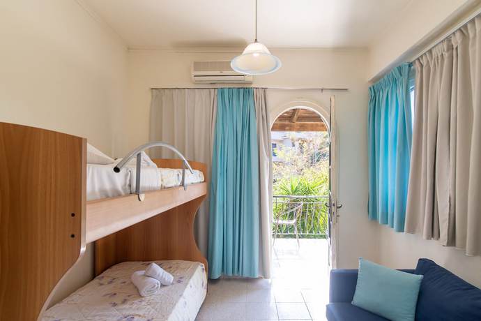 Imagen de la habitación del Hotel Porto Koukla Beach. Foto 12