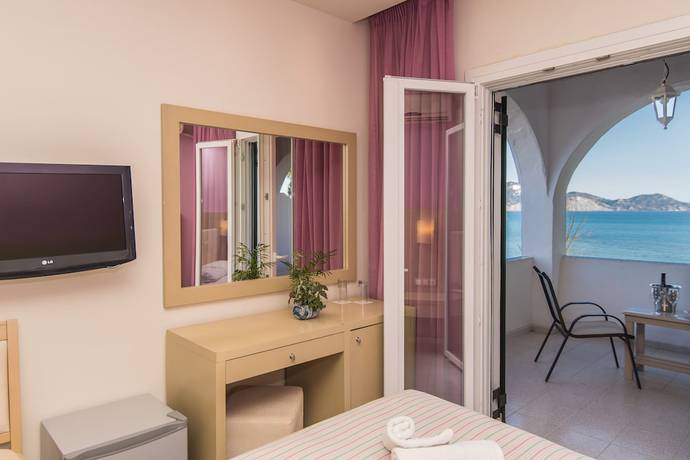 Imagen de la habitación del Hotel Porto Koukla Beach. Foto 14