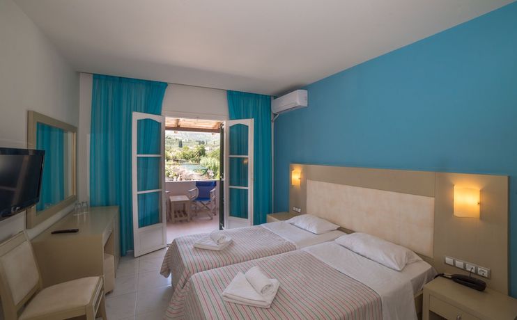 Imagen de la habitación del Hotel Porto Koukla Beach. Foto 15