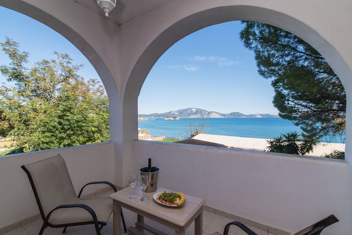 Imagen de la habitación del Hotel Porto Koukla Beach. Foto 17