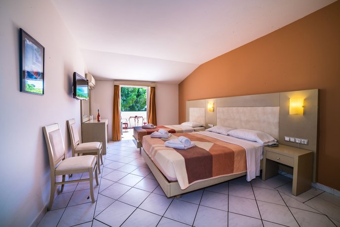 Imagen de la habitación del Hotel Porto Koukla Beach. Foto 18