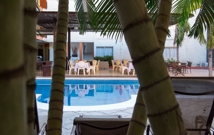 Imagen de la piscina del Hotel Porto, L&Aacute;ZARO C&Aacute;RDENAS. Foto 13