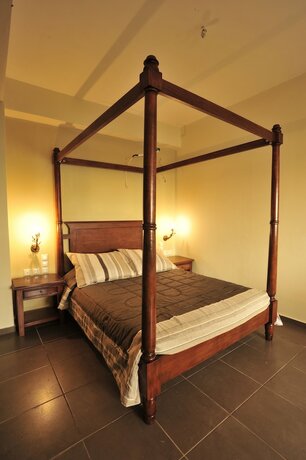 Imagen de la habitación del Hotel Porto Mani Suites. Foto 13