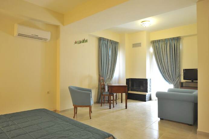 Imagen de la habitación del Hotel Porto Mani Suites. Foto 14