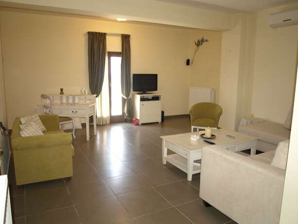 Imagen de la habitación del Hotel Porto Mani Suites. Foto 15