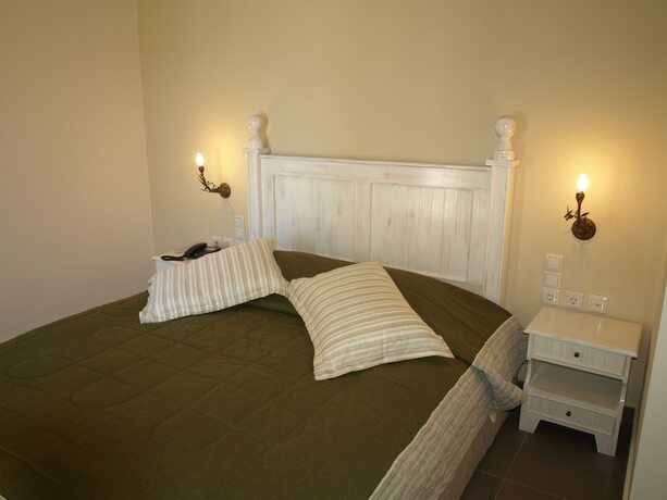 Imagen de la habitación del Hotel Porto Mani Suites. Foto 16