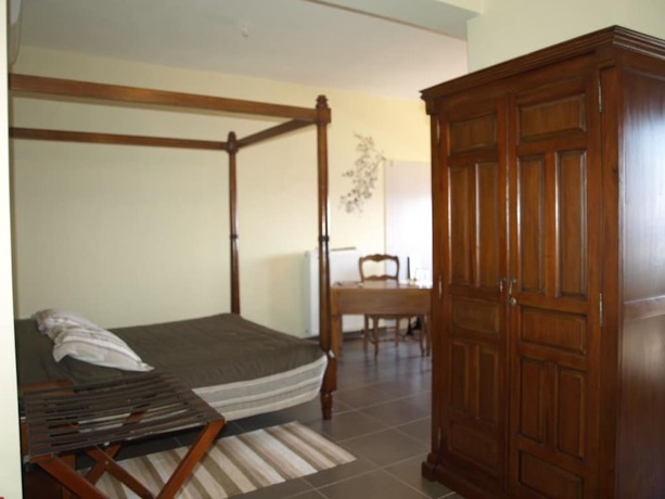 Imagen de la habitación del Hotel Porto Mani Suites. Foto 17