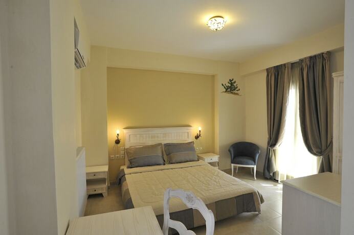 Imagen de la habitación del Hotel Porto Mani Suites. Foto 18