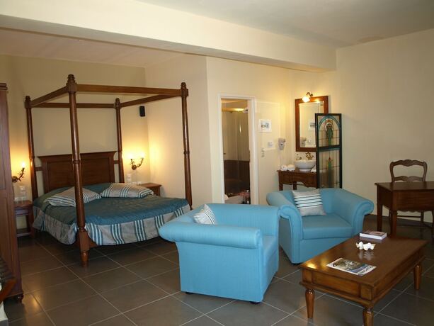 Imagen de la habitación del Hotel Porto Mani Suites. Foto 19