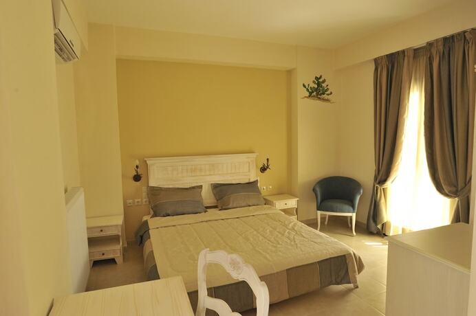 Imagen de la habitación del Hotel Porto Mani Suites. Foto 20