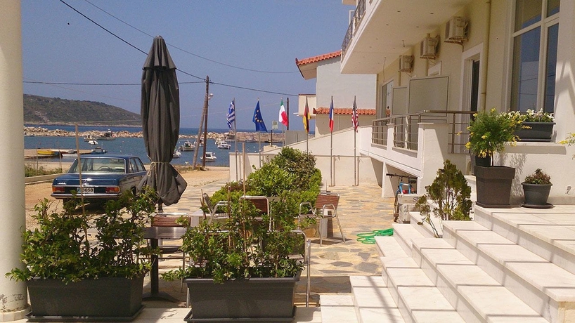 Imagen de los exteriores del Hotel Porto Marathos. Foto 11