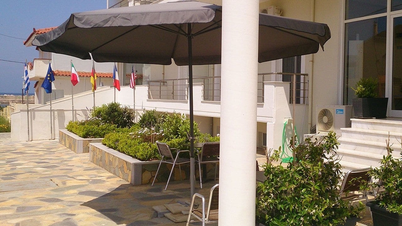 Imagen de los exteriores del Hotel Porto Marathos. Foto 12