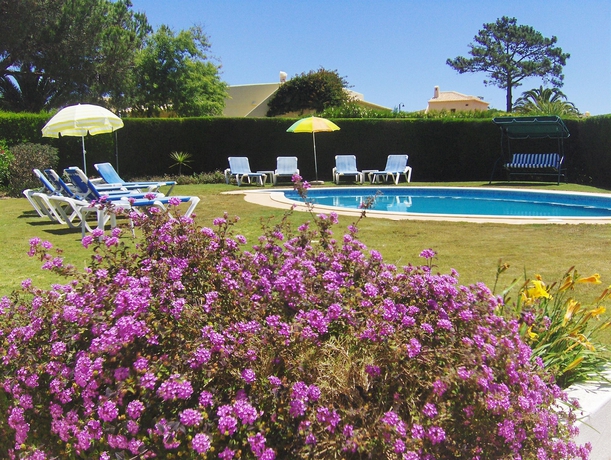 Imagen de la piscina del Hotel Porto Mos Residence. Foto 9