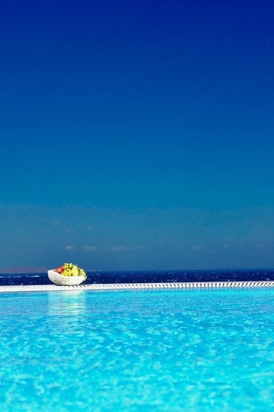 Imagen de la piscina del Hotel Porto Mykonos. Foto 11