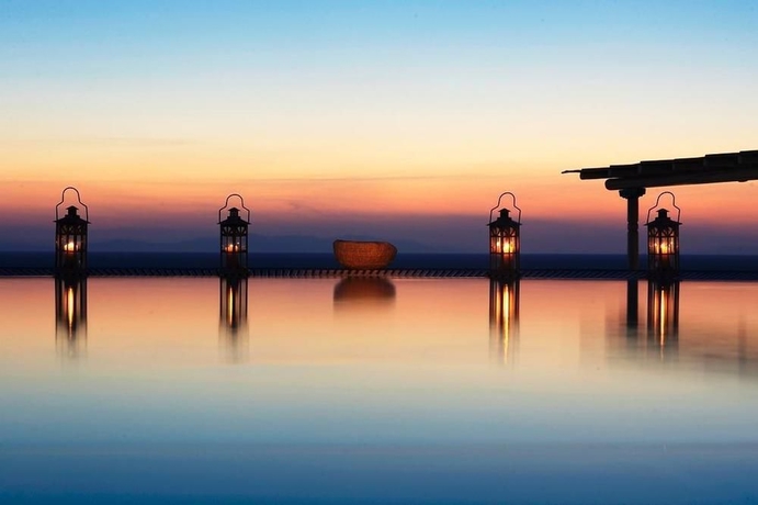 Imagen de la piscina del Hotel Porto Mykonos. Foto 12