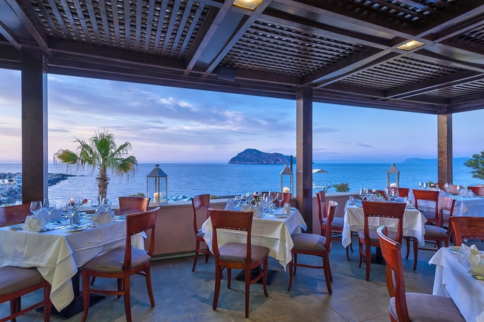 Imagen del bar/restaurante del Hotel Porto Platanias Beach Resort and Spa. Foto 2