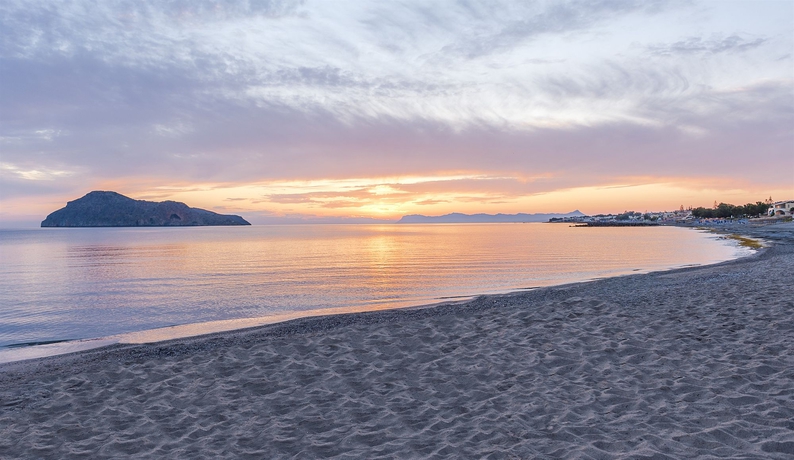 Imagen de los exteriores del Hotel Porto Platanias Beach Resort and Spa. Foto 8