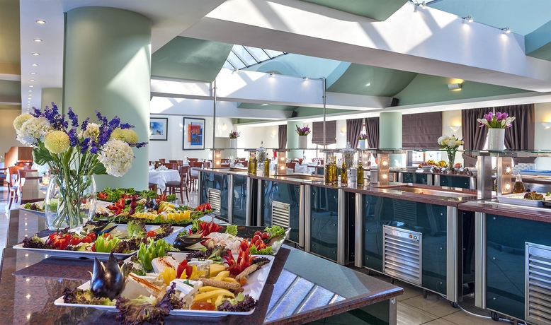 Imagen del bar/restaurante del Hotel Porto Platanias Beach Resort and Spa. Foto 3