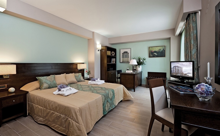 Imagen de la habitación del Hotel Porto Platanias Beach Resort and Spa. Foto 7