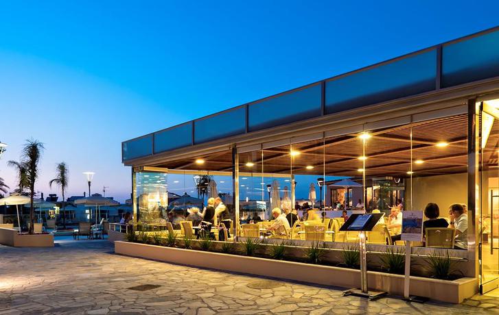 Imagen de los exteriores del Hotel Porto Platanias Village Resort. Foto 8