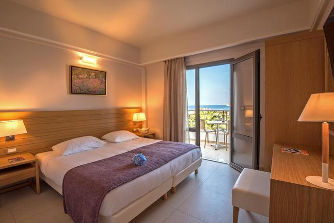 Imagen de la habitación del Hotel Porto Platanias Village Resort. Foto 3
