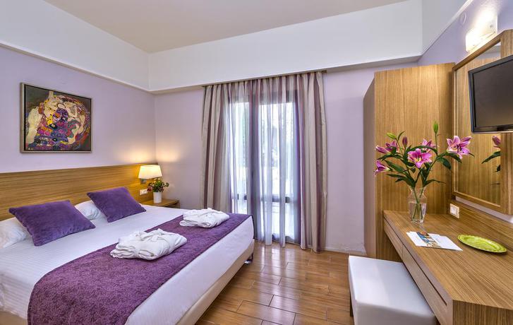 Imagen de la habitación del Hotel Porto Platanias Village Resort. Foto 7