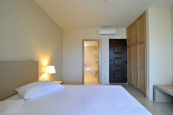 Imagen de la habitación del Hotel Porto Plaza Beach Resort. Foto 11