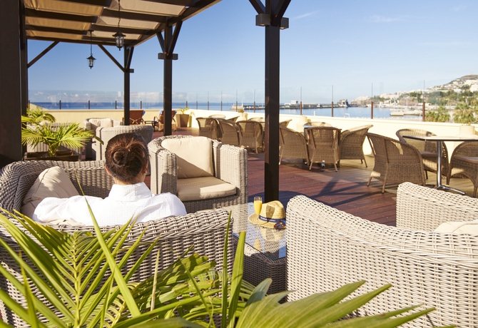 Imagen de los exteriores del Hotel Porto Santa Maria. Foto 4