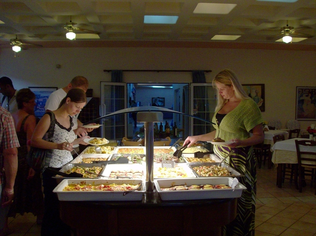 Imagen del bar/restaurante del Hotel Porto Skala Village. Foto 2