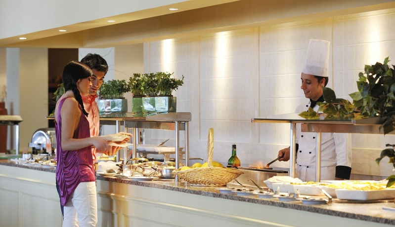 Imagen del bar/restaurante del Hotel Portobay Falésia. Foto 4