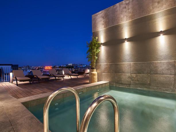 Imagen de la piscina del Hotel Portobay Marquês. Foto 16