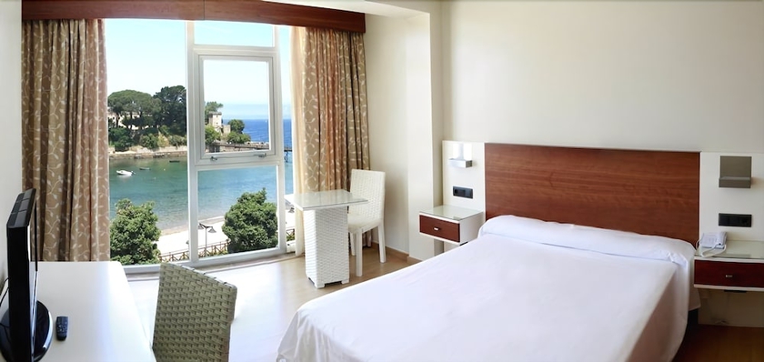 Imagen de la habitación del Hotel Portocobo. Foto 16