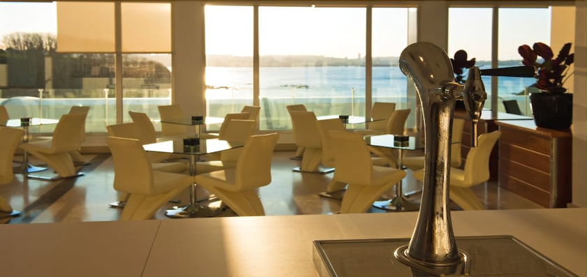 Imagen del bar/restaurante del Hotel Portocobo. Foto 2