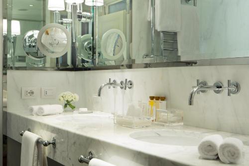 Imagen de la habitación del Hotel Portrait Firenze - Lungarno Collection. Foto 7